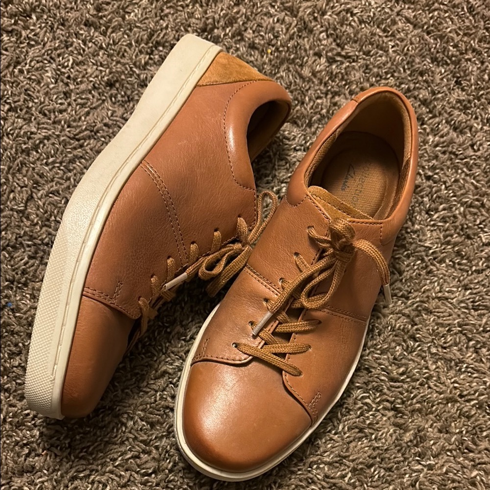 Clarks Tan Sneakers with White Sole and Lace-Up Design